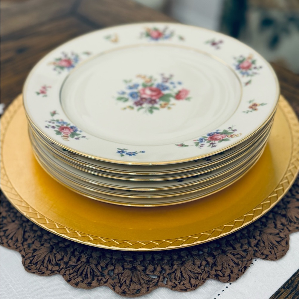 6/Queen's Rose Smooth #4416
by TIRSCHENREUTH
Set off 6 / 10” Dinner Plates